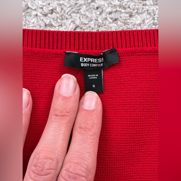 Express Lipstick Red V-Neck Long Sleeve Body Contour Cropped Sweater - Picture 5 of 5